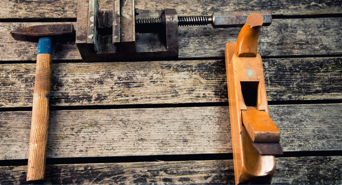 marteau et rabot sur table en bois